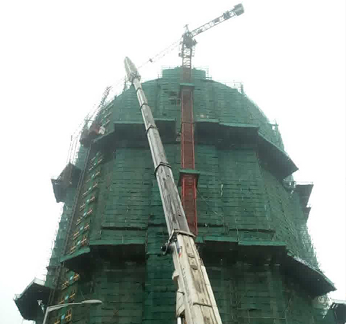 东昌吊车在工地上作业